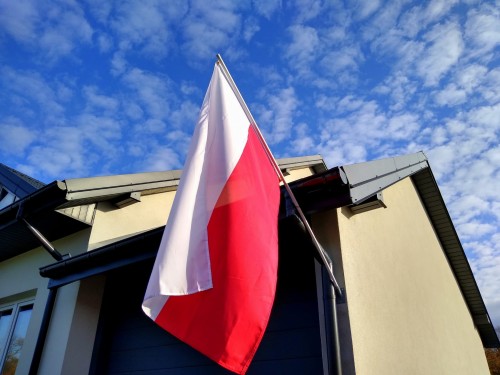 Flaga Polska - PL - masztowa z metalowymi oczkami, przykładowy sposób zawieszenia