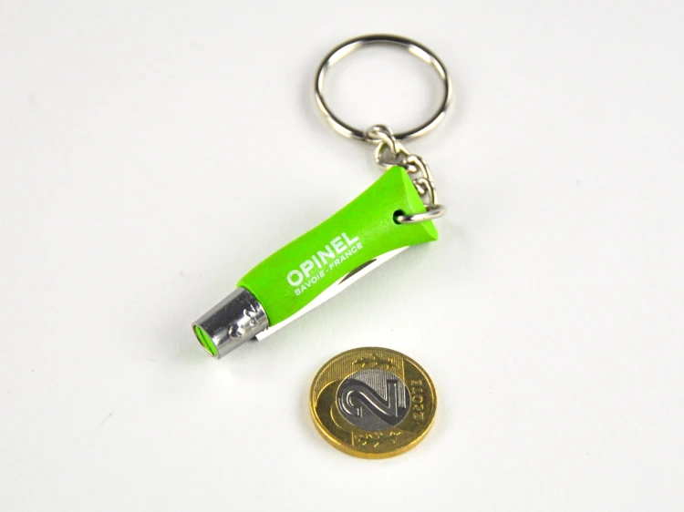Nóż brelok Opinel 02 Green - porównanie rozmiaru do monety 2 zł