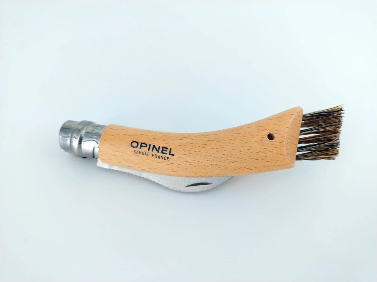 Nóż Opinel Inox dla grzybiarzy , naturalny buk, szczotka z włosia dzika