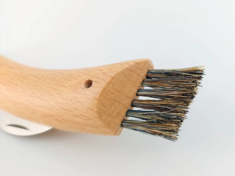 Nóż Opinel Inox dla grzybiarzy , naturalny buk, szczotka z włosia dzika