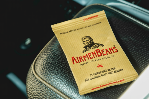 Opakowanie pastylek kofeinowych AirmenBeans z guaraną (21 g), wygląd opakowania z przodu i pastylek