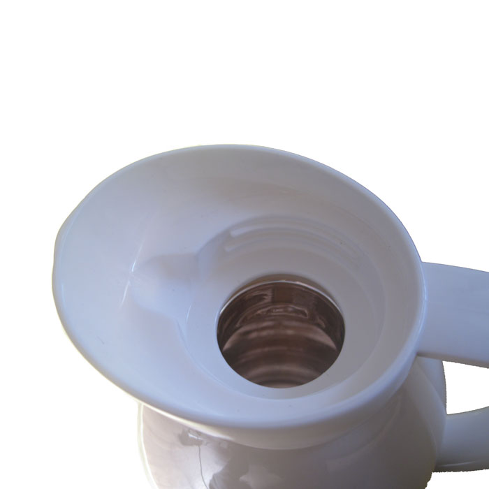 Górny widok na otwarty termos Thermos Traditional ukazujący szerokie ujście o średnicy 40 mm oraz odblaskowy szklany wkład próżniowy. Szeroki wlot ułatwia napełnianie i dokładną konserwację wnętrza.