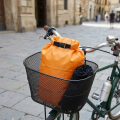 Wodoodporny-worek-transportowy-MFH-Drybak-10-l,-pomaranczowy przykład użycia na rowerze