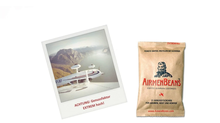 Opakowanie pastylek kofeinowych AirmenBeans z guaraną (21 g), widok z przodu obok zdjęcia samolotu