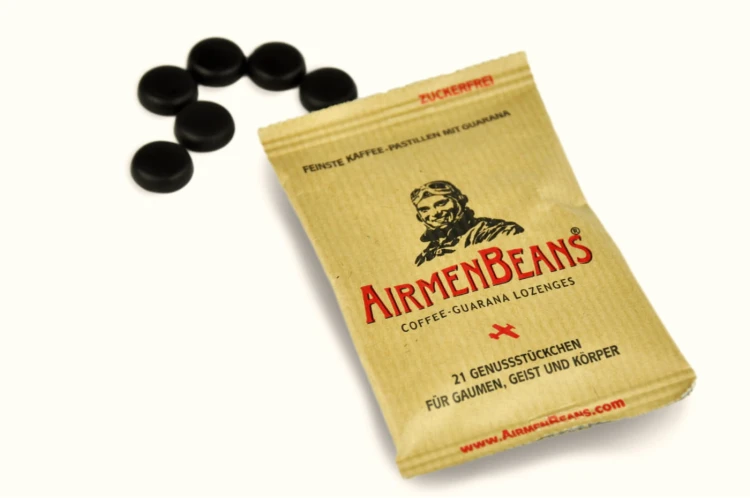 Opakowanie pastylek kofeinowych AirmenBeans z guaraną (21 g), wygląd opakowania z przodu i pastylek